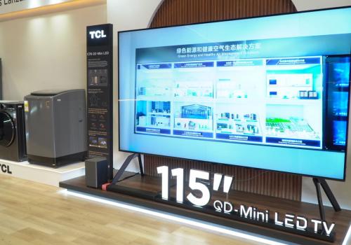 Televisor TCL QD Mini LED de 115 pulgadas exhibido como parte del portafolio de pantallas de gran formato