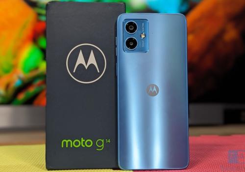 Foto de motorola, celular azul claro con una caja nega de fondo