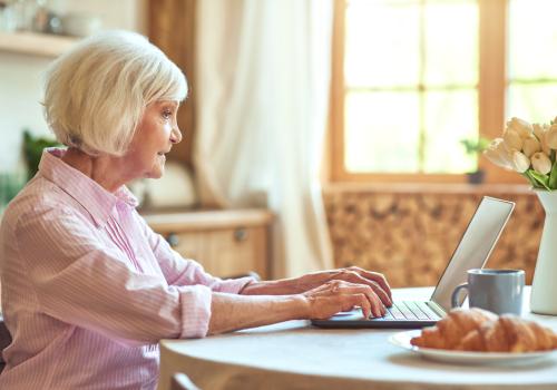 mujer adulta con pelo blanco mirando el pc