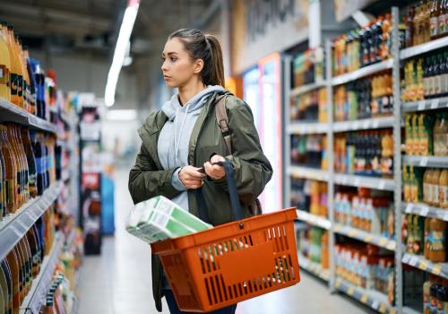 Mujer comprando productos en una tienda