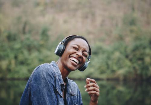 Mujer escuchando música