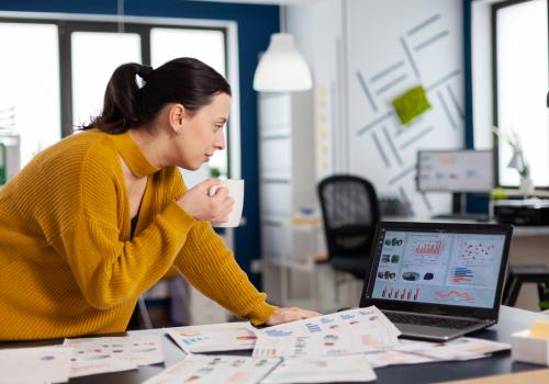 Mujer mirando las métricas de un computador