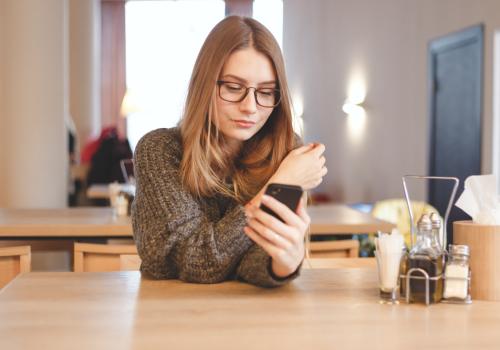 Mujer rubia paga por un teléfono celular