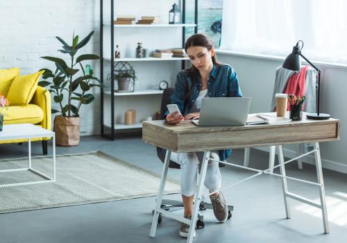 Mujer sentada en su escritorio