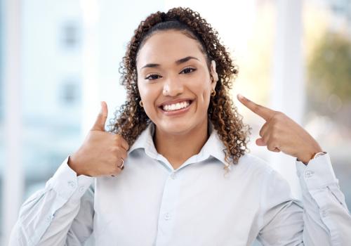 Mujer afro sonriendo a la cámara