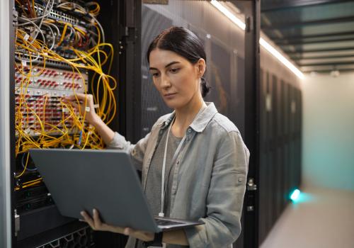 Mujer trabajando en una computadora con un fondo tecnológico