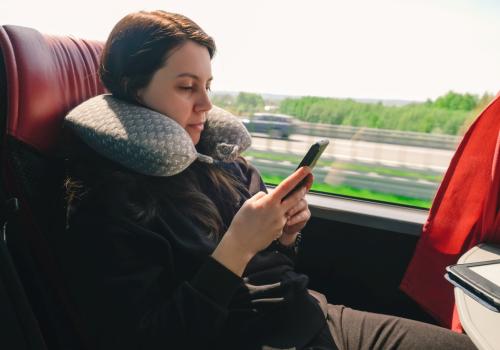Una mujer viaja en una flota mientras revisa su celular