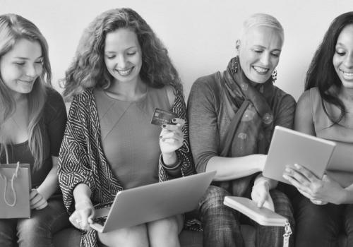 mujeres mirando el computador