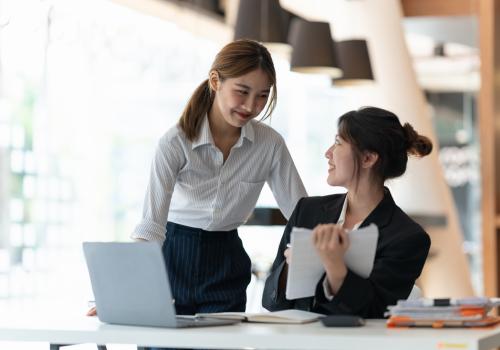 Mujeres hablando en un escritorio