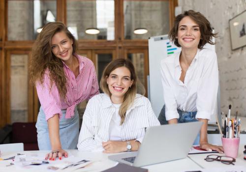 Foto de mujeres mirando la cámara