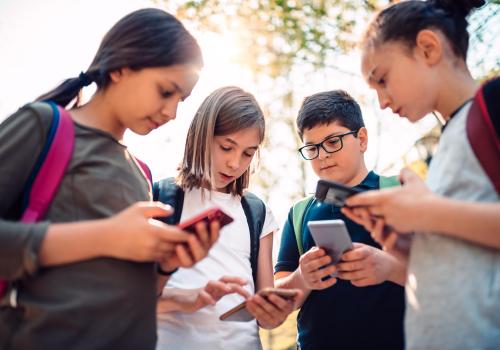 Niños revisando sus redes sociales