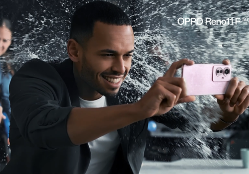 Foto de una persona utilizando un celular con una bomba de agua estallando en su cabeza