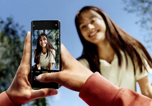 Mujer tomando selfie con celular Oppo