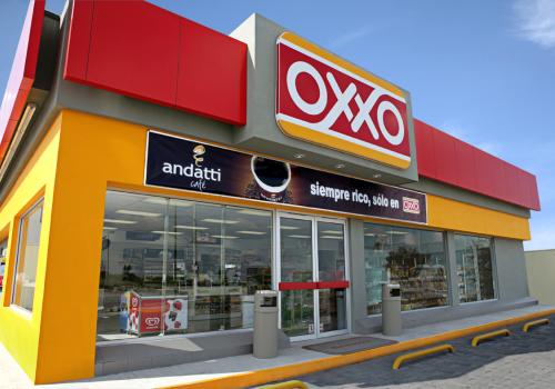 Foto de una fachada de Oxxo, de color roja y amarilla