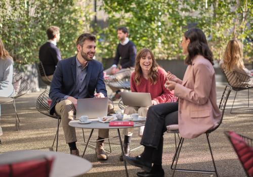 Foto de personas reunidas al aire libre