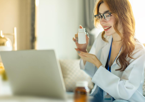 Foto de mujer frente a un computador para reservar citas médicas en Rogans App