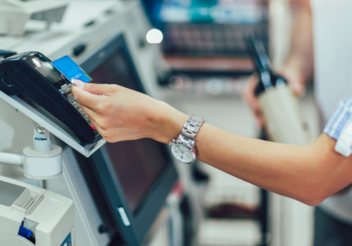 Foto de cajas de autopago o self checkout