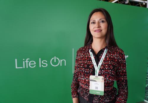 Soffia Alarcón, directora asociada de sostenibilidad para las Américas de Schneider Electric.