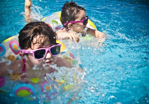 foto de dos niñas nadando en una piscina