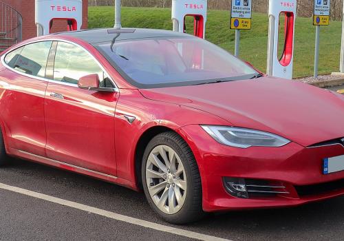 Foto de carro Tesla rojo