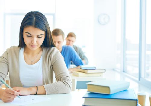 Foto de una mujer estudiando