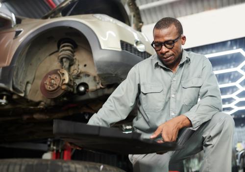 Trabajador de mazda mirando una tablet