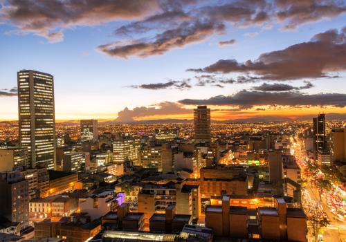 Una foto genérica de Bogotá con una puesta de sol