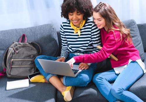 Foto de dos mujeres viendo un computador