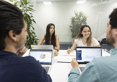 Varias personas reunidas en una sala