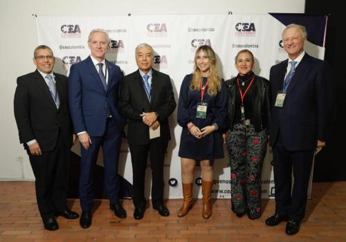 - Ramon Negron, asesor económico de la Embajada de EEUU - Brendan O'Brien, Ministro Consejero de la Embajada de EEUU - César Ferrari, Asesor económico del Presidente de la República  - Claudia Varela, Presidenta de la Junta Directiva del CEA y Presidenta de Biomarin Colombia - Adriana González, CEO de Mercer Colombia - Ricardo Triana, Director Ejecutivo del CEA