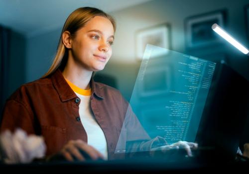 Foto de mujer mirando un curso de análisis de datos