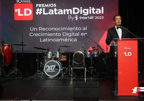 Foto de hombre presentando en los premios Interlat