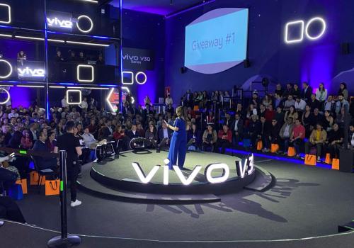 Foto de presentación de celulares V30 y V30 Lite