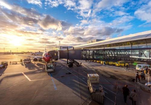 Foto de avión en aeropuerto internacional