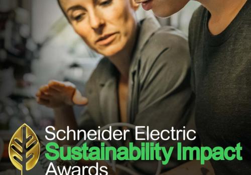 Foto de dos mujeres hablando con un texto que anuncia el premio de Schneider Electric