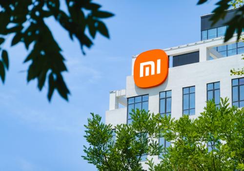 Un edificio con su logo en la esquina 