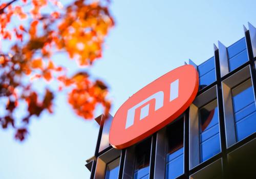 Foto de un logo de xiaomi 