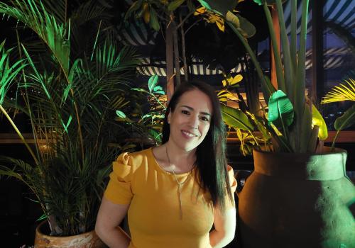 Fotografía de mujer con camiseta amarilla