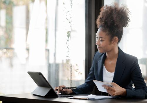 Mujer afro sentada en un escritorio