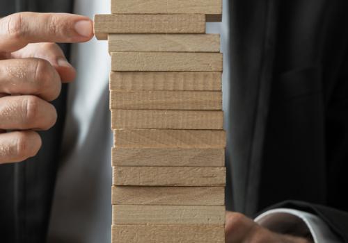 Representación de un hombre utilizando piezas del juego jenga