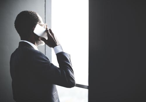 Hombre de negocios afro de espaldas