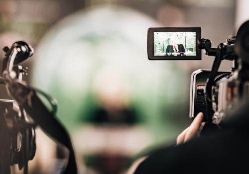 Foto de una cámara grabando un evento con un fondo difuso