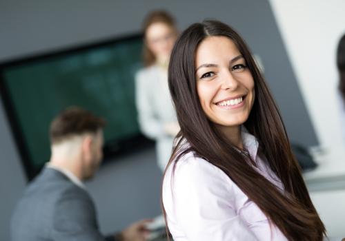 Mujer sonriendo a la cámara