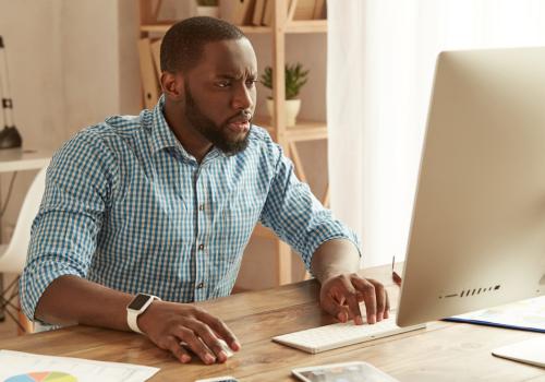 Persona buscando trabajo en internet