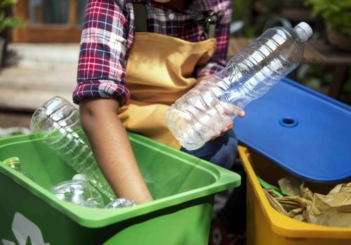 reciclando botellas de plastico