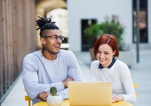 dos personas reunidas frente a un pc