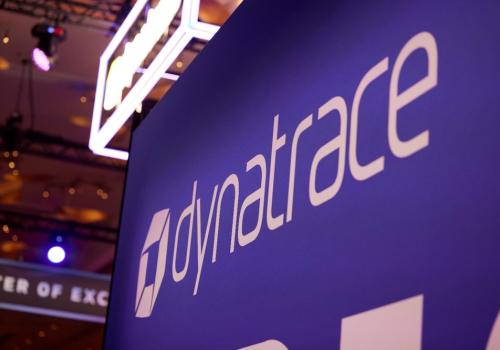 Foto del logo de dynatrace con fondo morado