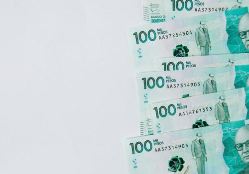 foto de billetes de 100 mil pesos organizados en la parte derecha de la pantalla