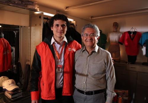 foto de dos personas posando frente a la cámara