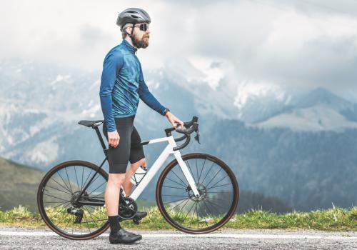 foto de una ciclista con un fondo montañoso